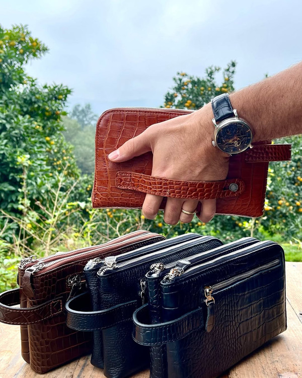 کیف دستی تمام چرم طبیعی در نمای طبیعت