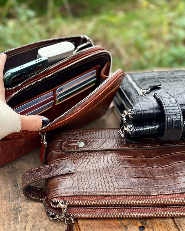 کیف دستی تمام چرم بر روی میز چوبی