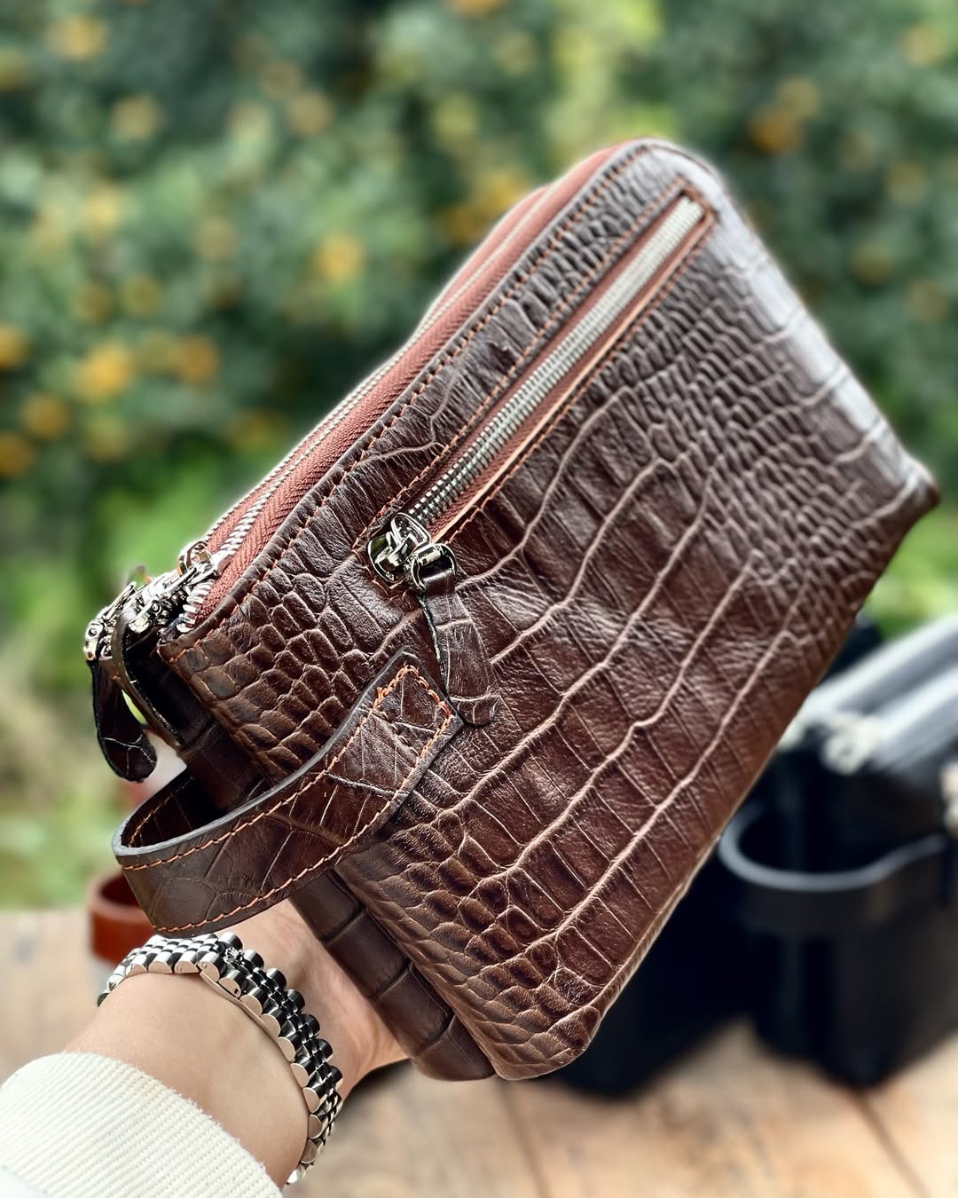 کیف دستی تمام چرم در رنگ قهوه‌ای