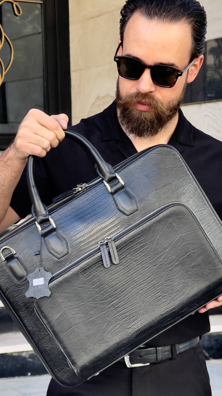 کیف اداری مشکی در دستان یک مرد