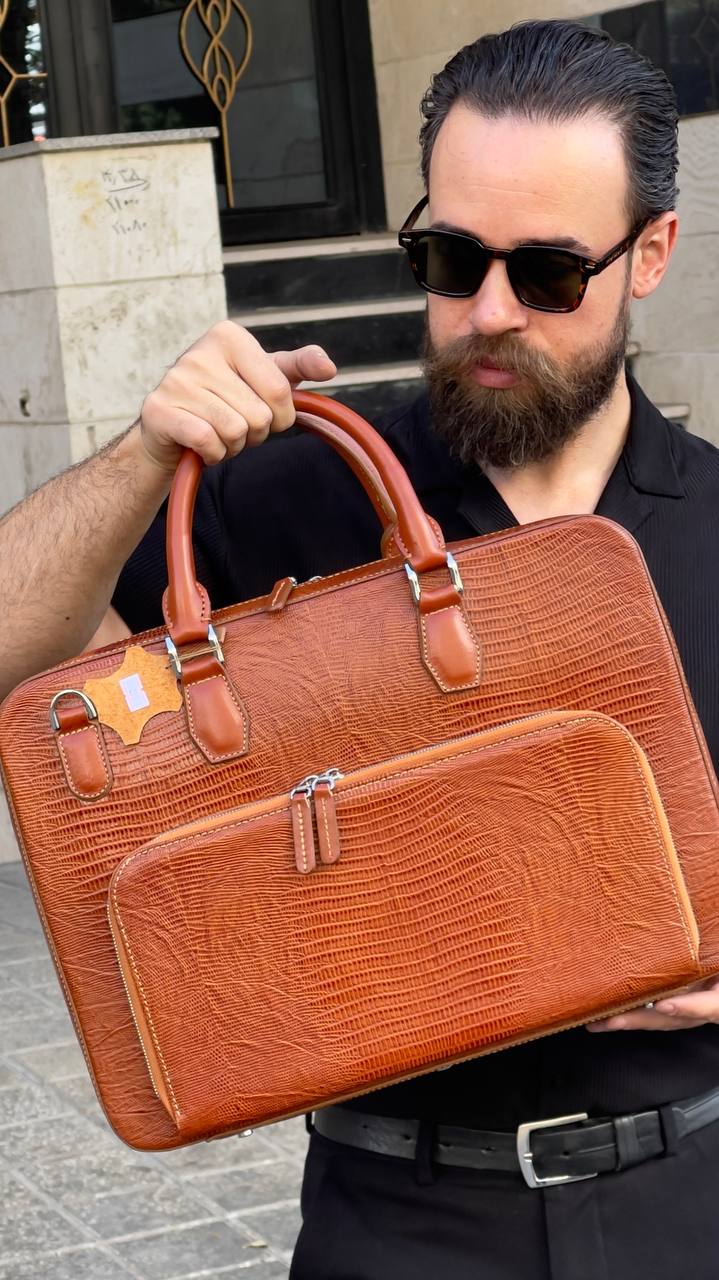 کیف اداری عسلی در دستان یک مرد