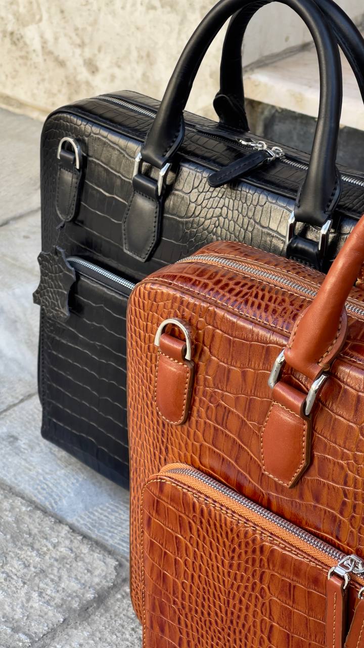 دو عدد کیف روی زمین