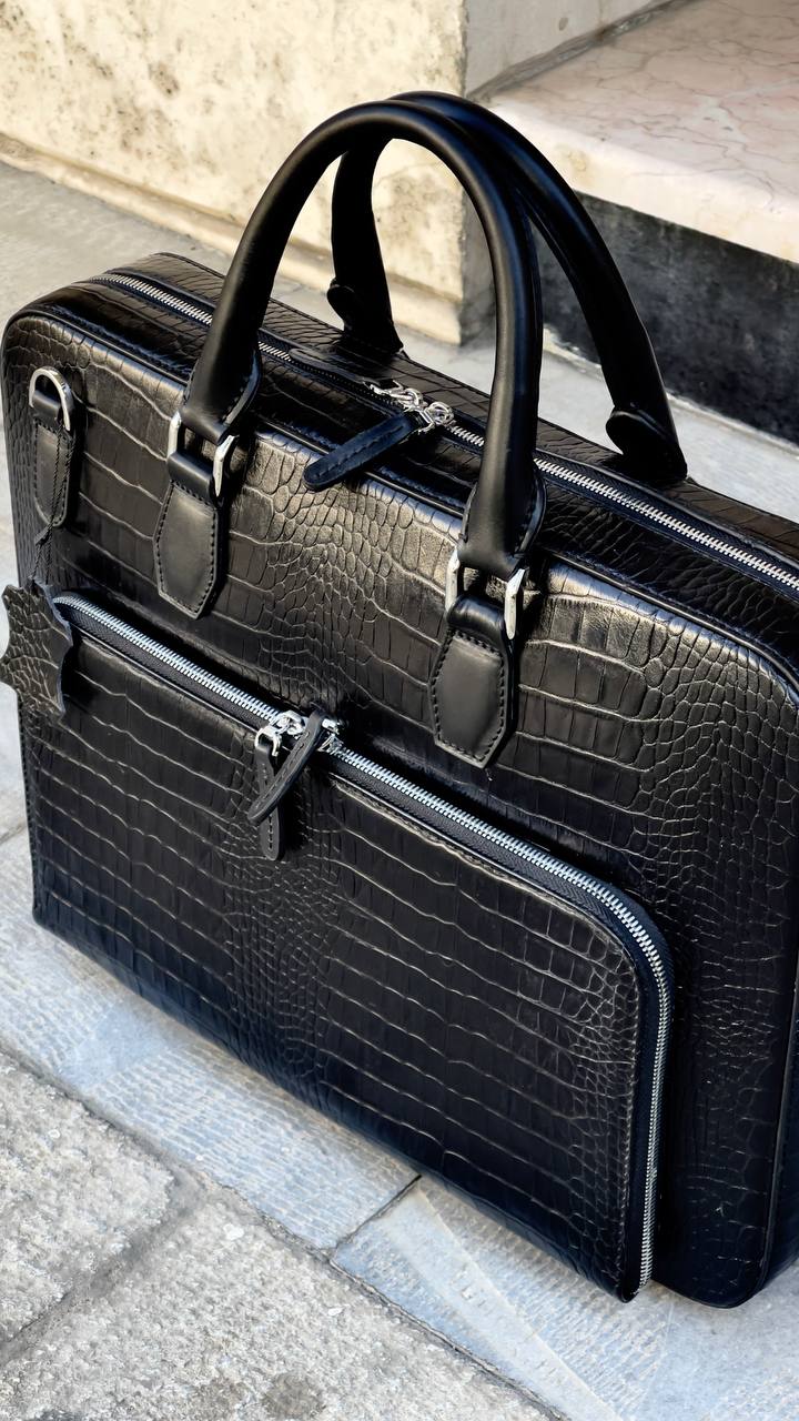 کیف اداری چرم مشکی روی زمین