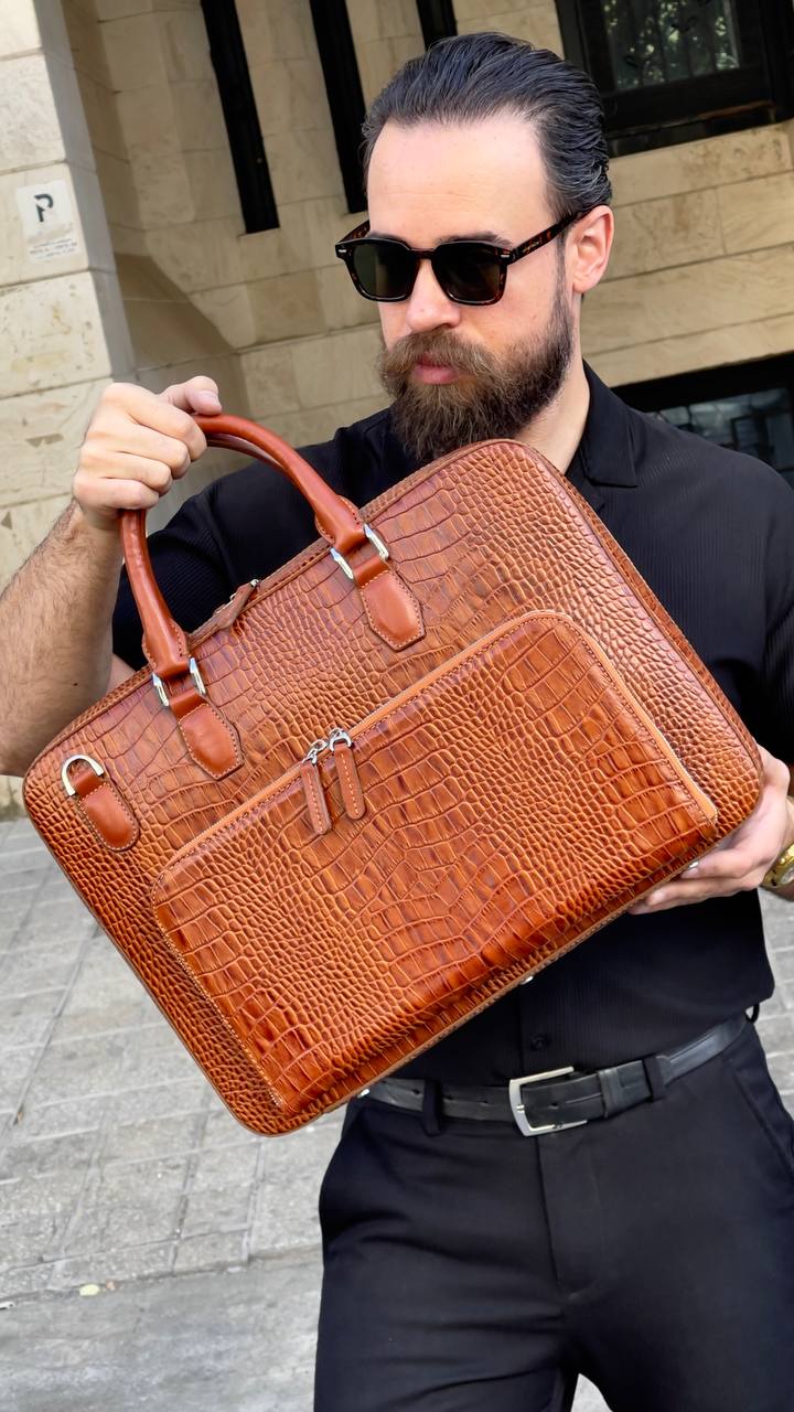 کیف اداری در طرح لیزارد عسلی در دستان مرد