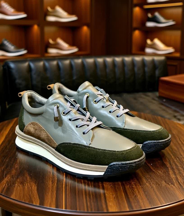 کتونی چرمی مدل آریو – طراحی ترکیبی سفید، طوسی و مشکی با چرم طبیعی و زیره طبی