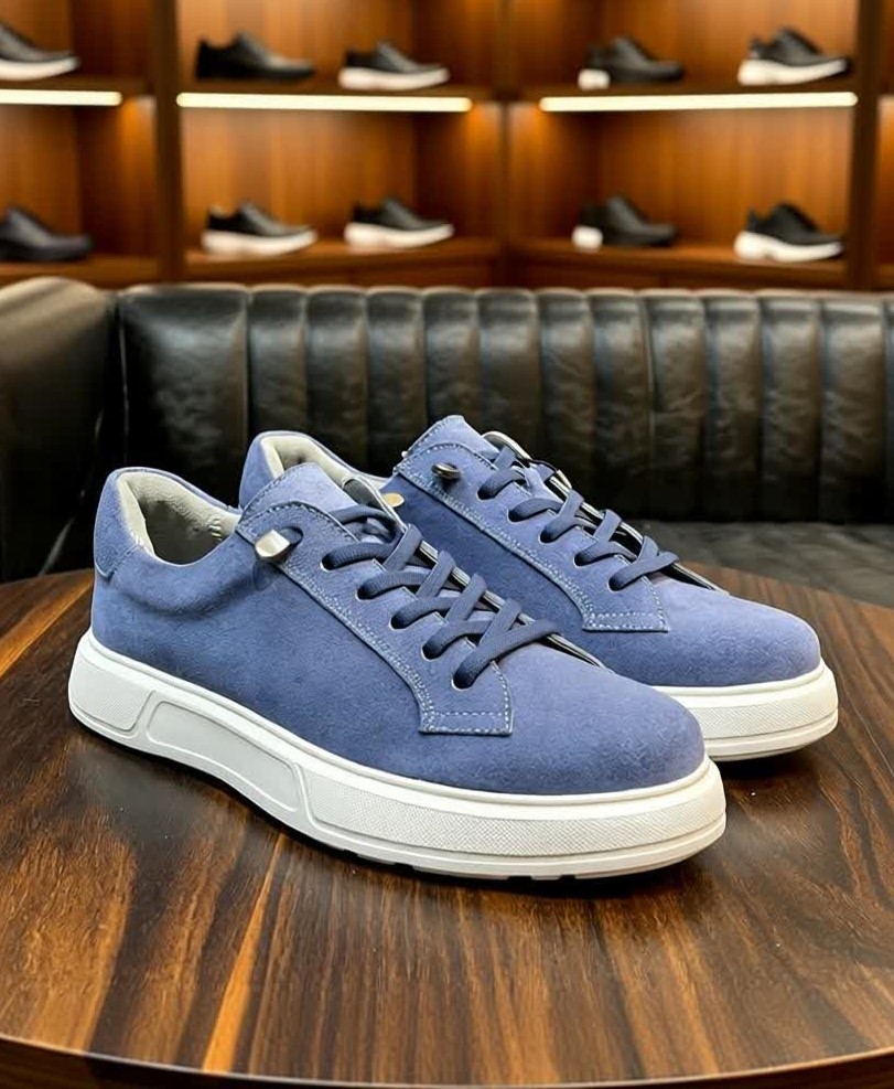 کتونی جیر چرمی مدل نیرا – ترکیب رنگ آبی، عسلی و قهوه‌ای با طراحی اسپرت و زیره طبی