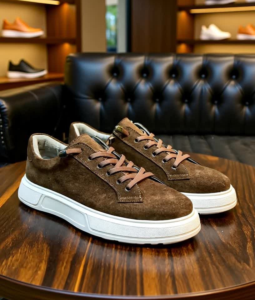 کتونی جیر چرمی مدل نیرا – ترکیب رنگ آبی، عسلی و قهوه‌ای با طراحی اسپرت و زیره طبی